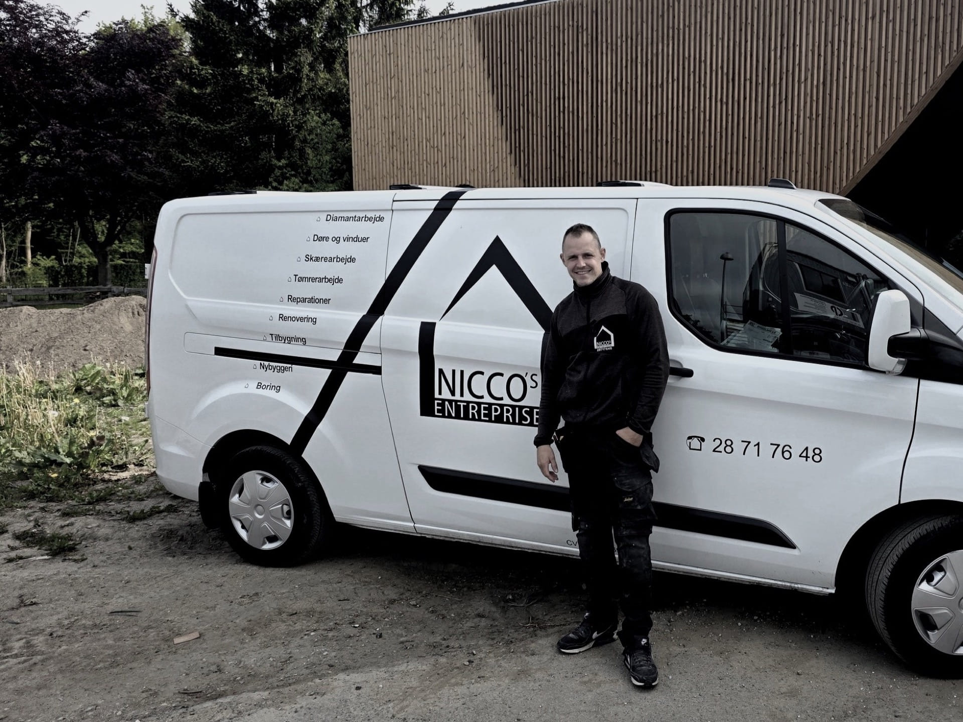 Niccos Entreprise i arbejde på et byggeprojekt