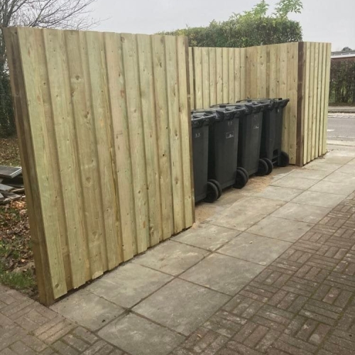 Træhegn bygget rundt om skraldespande af tømrer på Sjælland