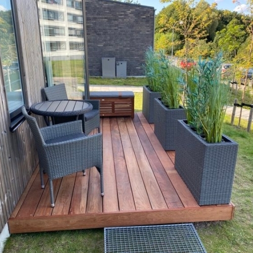 Lille træterrasse i Hillerød bygget af tømrer