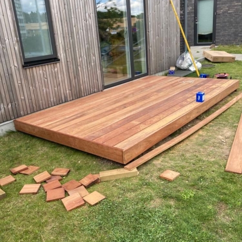Tømrer til opbygning af lille træterrasse i Hillerød