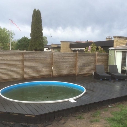 Tømrer til opbygning af mørk træterrasse med pool i Hovedstaden