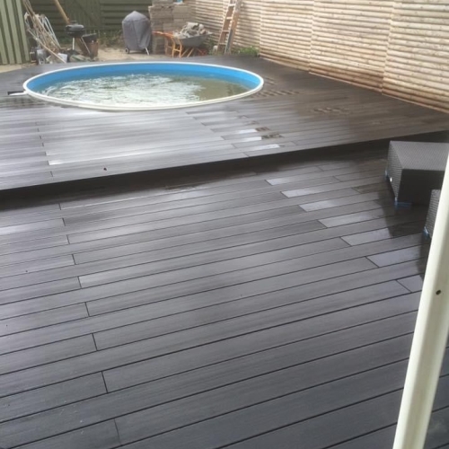 Tømrer til opbygning af mørk træterrasse med pool i Måløv, nær Hillerød og Roskilde