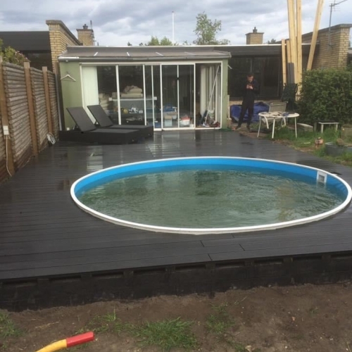 Mørk træterrasse med pool – tømrerarbejde i Måløv