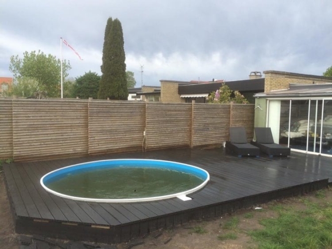 Tømrer til opbygning af mørk træterrasse med pool i Hovedstaden