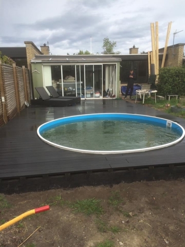 Mørk træterrasse med pool – tømrerarbejde i Måløv