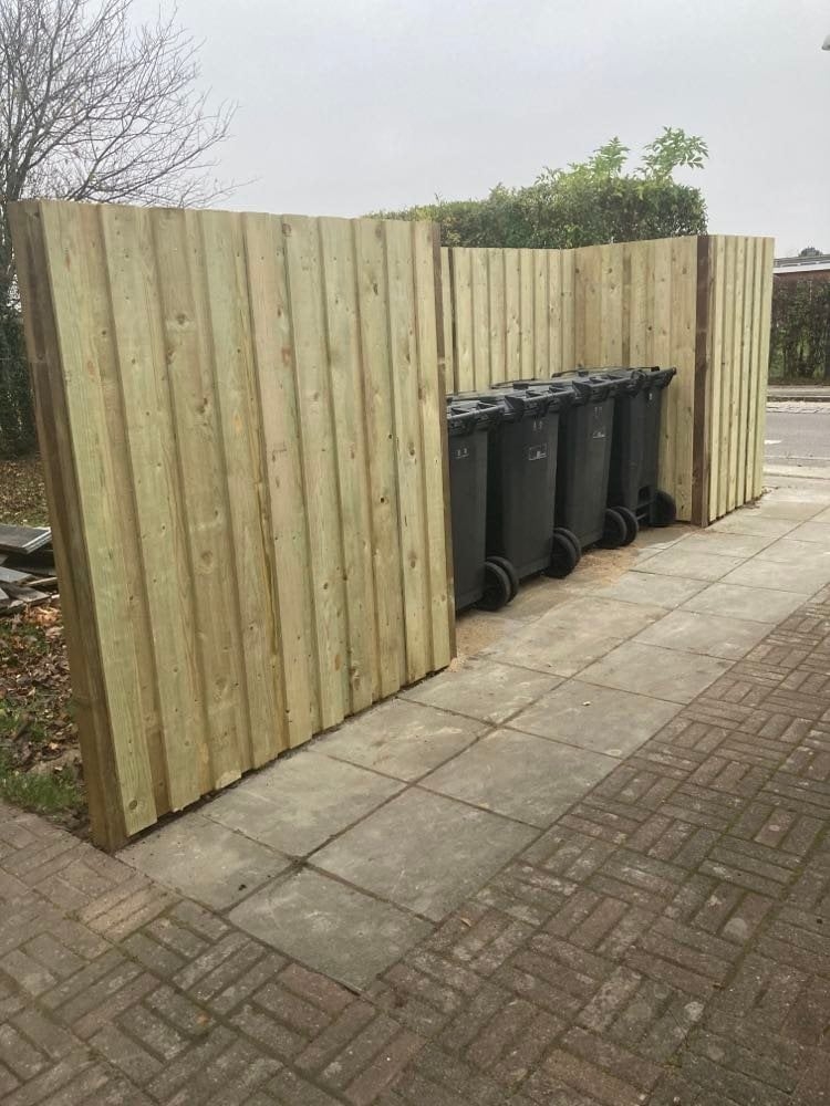 Træhegn bygget rundt om skraldespande af tømrer på Sjælland