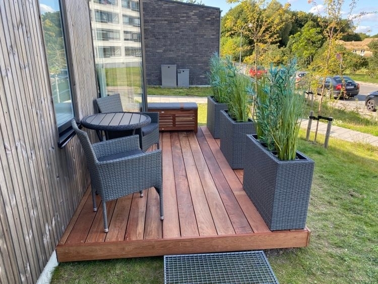 Lille træterrasse i Hillerød bygget af tømrer