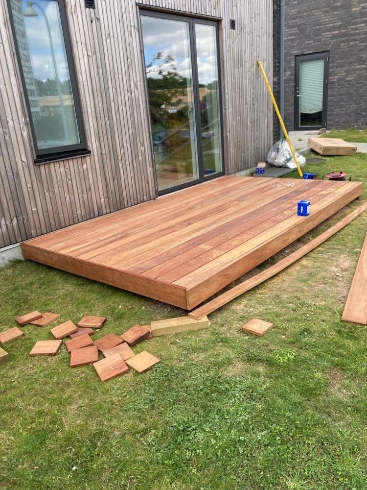 Tømrer til opbygning af lille træterrasse i Hillerød