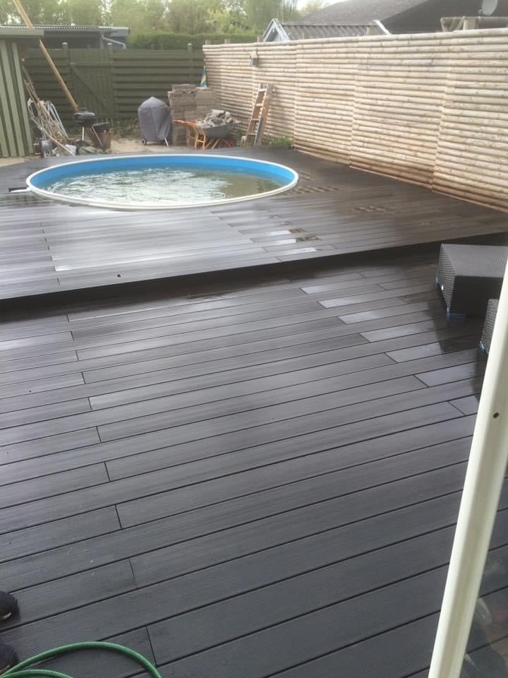 Tømrer til opbygning af mørk træterrasse med pool i Måløv, nær Hillerød og Roskilde